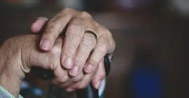 mains d'une personne âgée