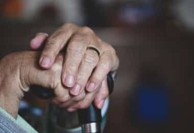 mains d'une personne âgée