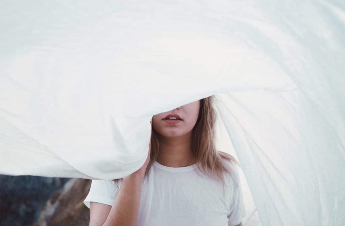 Comment se débarrasser de la langue blanche naturellement : astuces de nos grands-mères