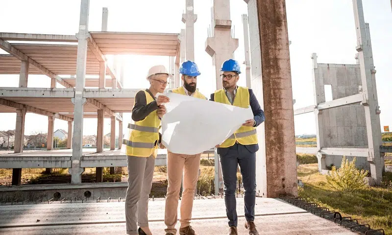 Comment se déroulent les travaux de construction dans un chantier