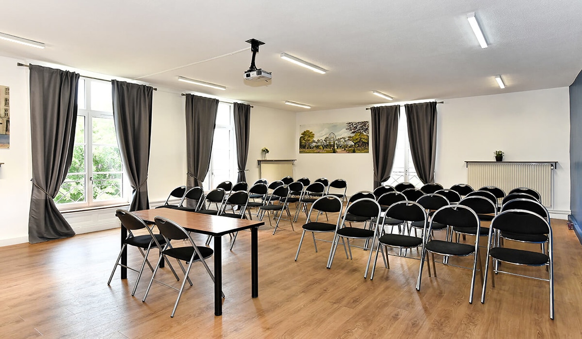 Salle de réunion spacieuse pour conférence de presse