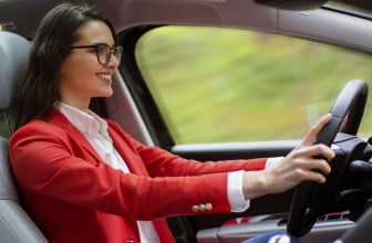 Les femmes, sont-elles meilleures conductrices que les hommes ?